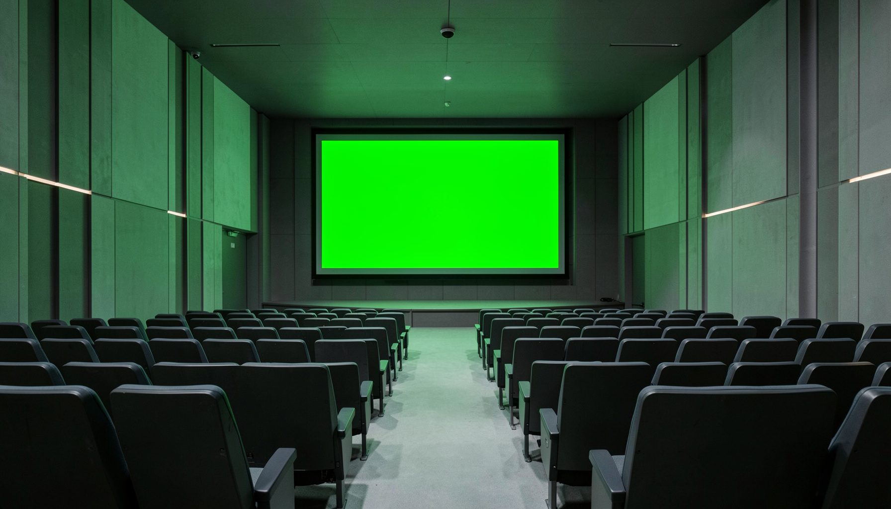 Auditorio con butacas y pantalla de presentación, atmósfera profesional en tonos verdes y grises